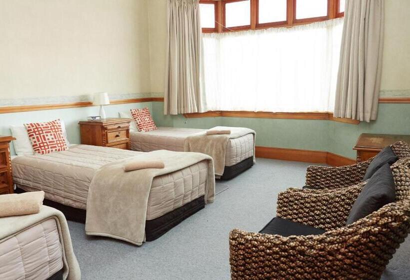 Admiral Court Motel & Apartments