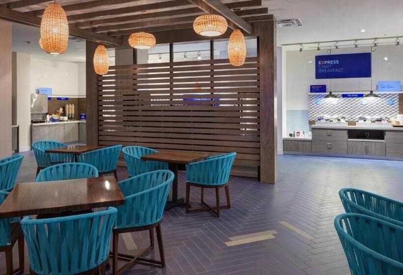 فندق Holiday Inn Express & Suites   Orlando At Seaworld, An Ihg
