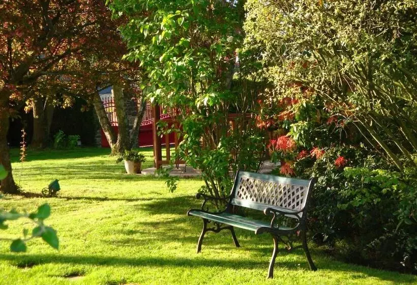 تختخواب و صبحانه Au Jardin D Eloise