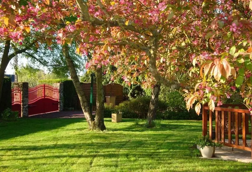 تختخواب و صبحانه Au Jardin D Eloise
