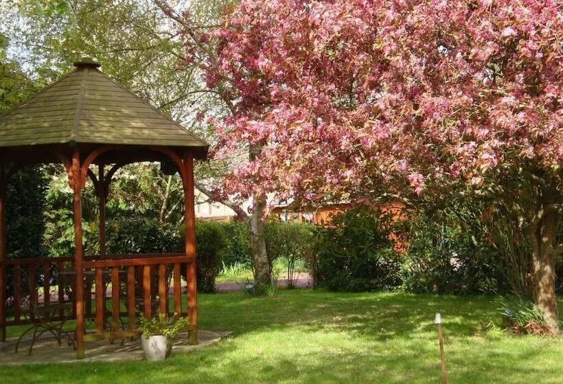 تختخواب و صبحانه Au Jardin D Eloise