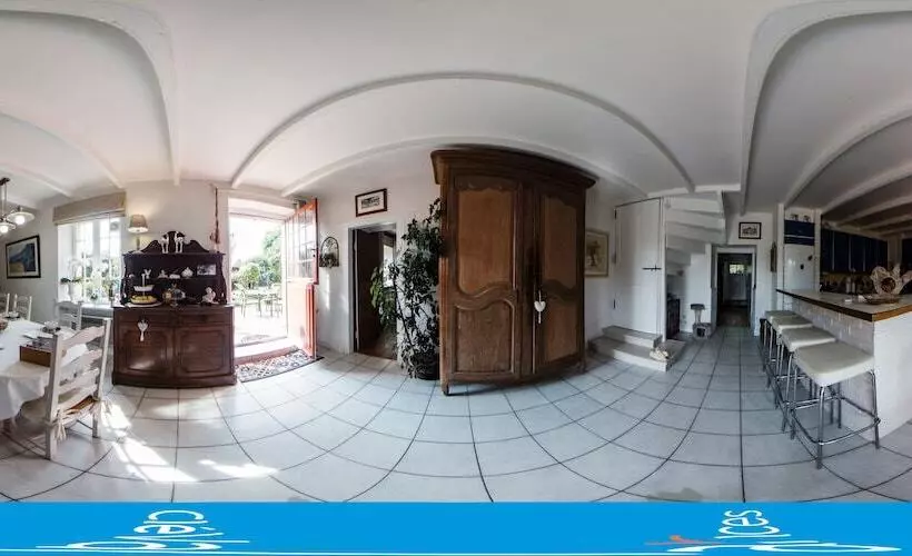 تختخواب و صبحانه Au Jardin D Eloise