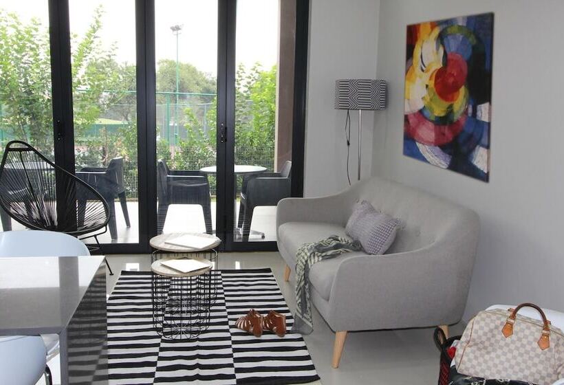 ホテル The Lakes Boutique Lodge