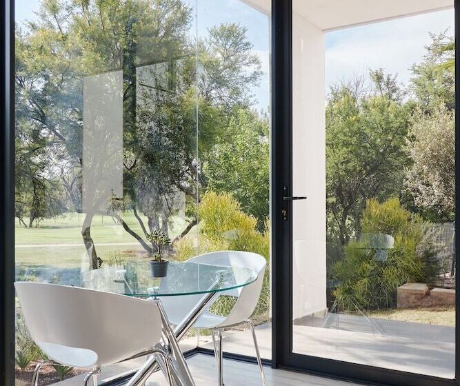 ホテル The Lakes Boutique Lodge