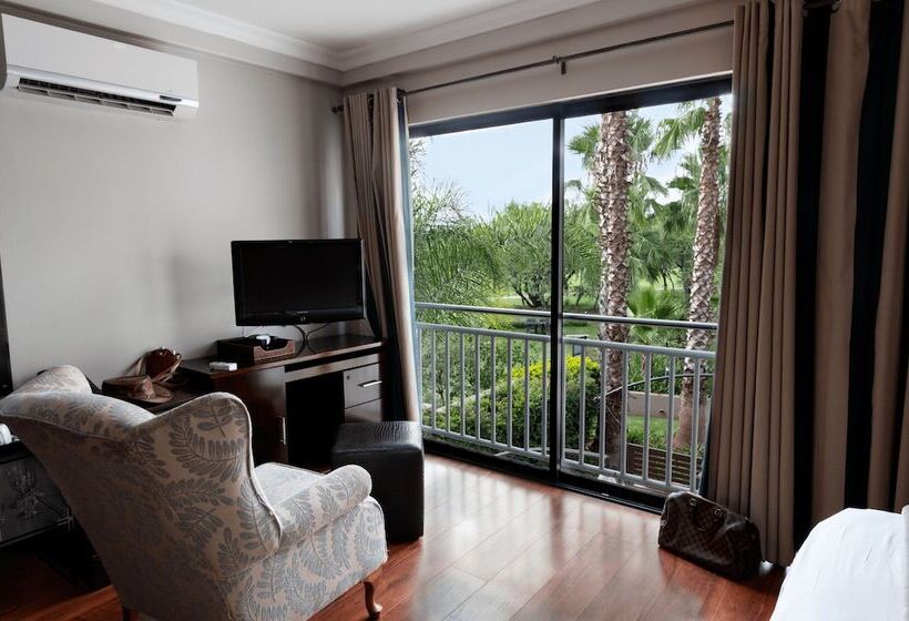 ホテル The Lakes Boutique Lodge