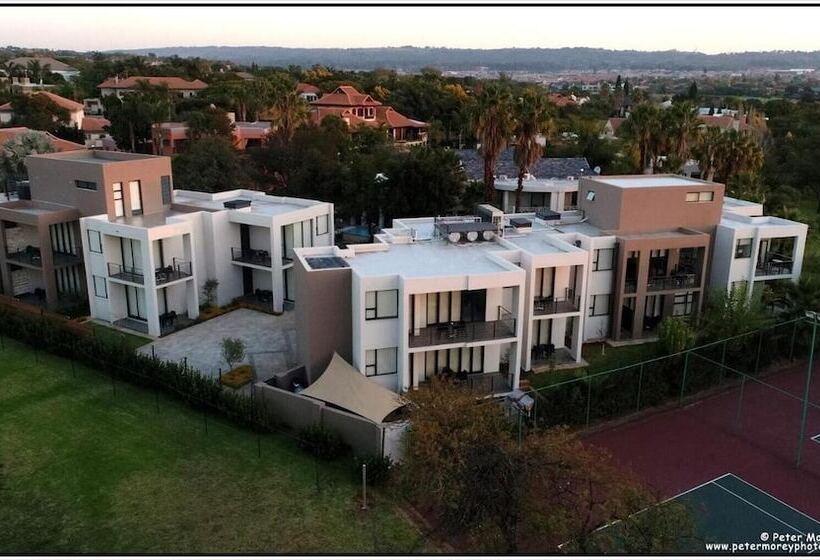 ホテル The Lakes Boutique Lodge