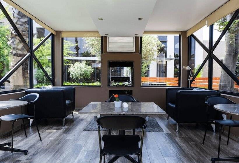 ホテル The Lakes Boutique Lodge