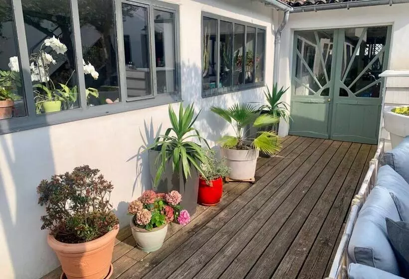 Aamiaismajoitus (B&B) Maison Face Au Soleil