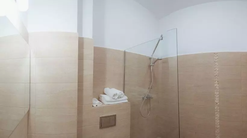 Q Hotel