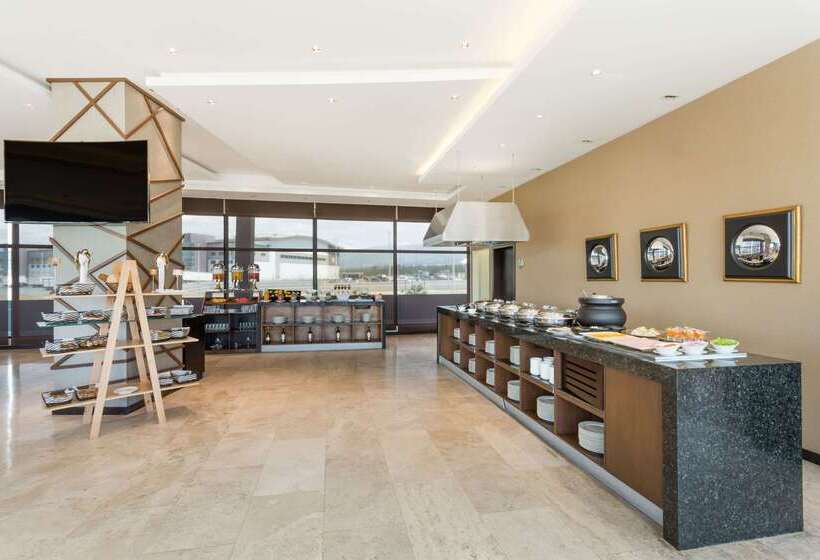 هتل Wyndham Quito Airport