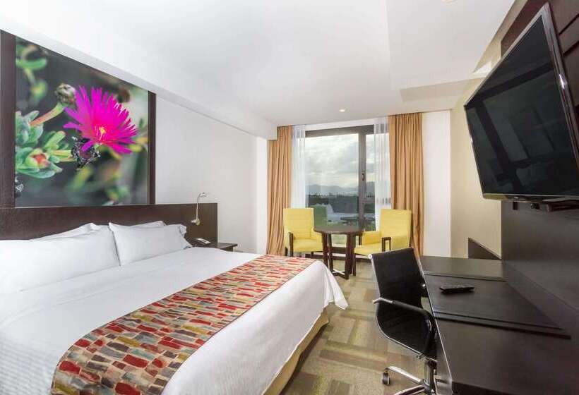 هتل Wyndham Quito Airport