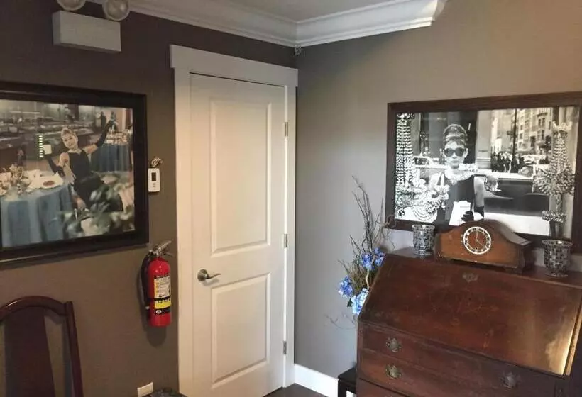 Hotelli Brookside Inn Boutique