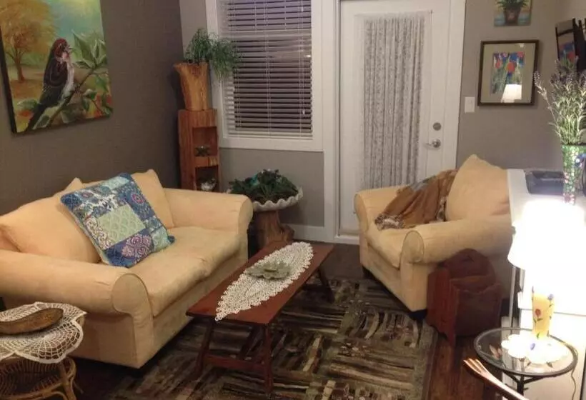 Hotelli Brookside Inn Boutique