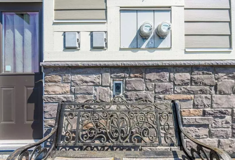 Hotelli Brookside Inn Boutique