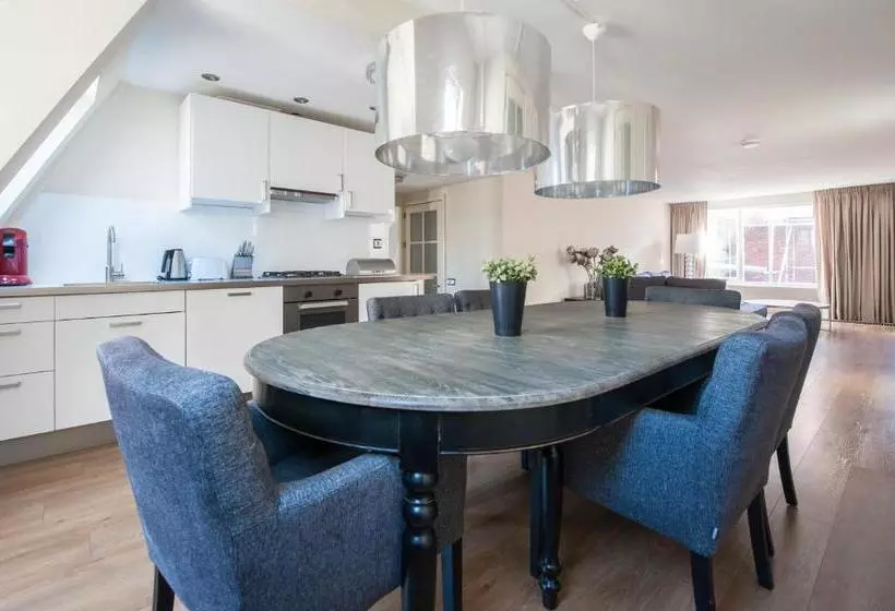 هتل Leidse Square City Center Apartments