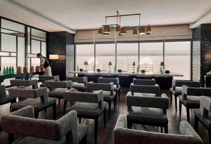 هتل Stripes Kuala Lumpur, Autograph Collection