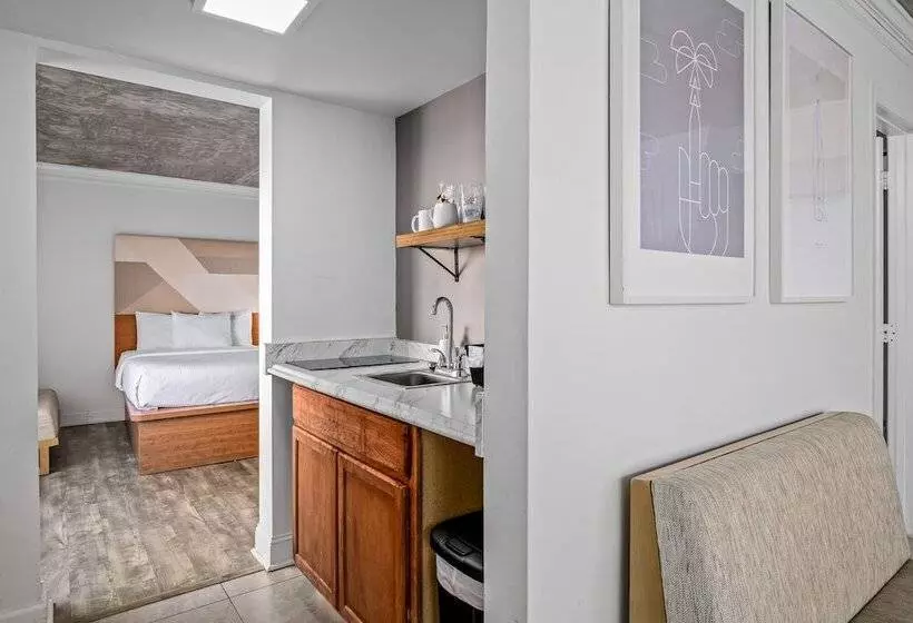 هتل The Beverley Beach House