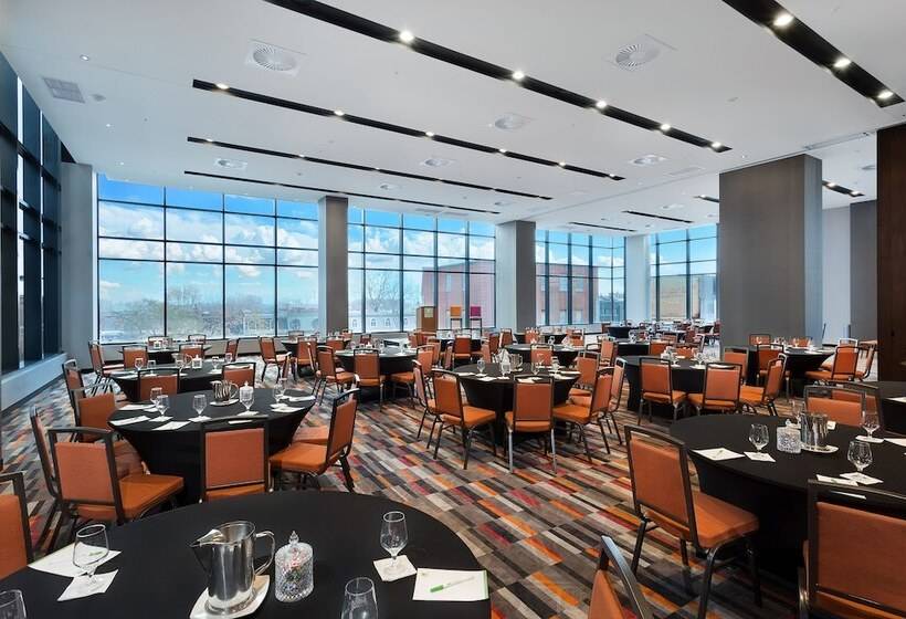 Holiday Inn Hotel & Suites Montreal Centre Ville Ouest, An Ihg