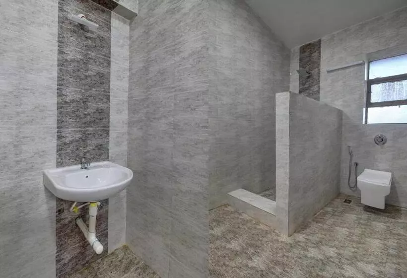 Fabhotel Grand Royal Palms