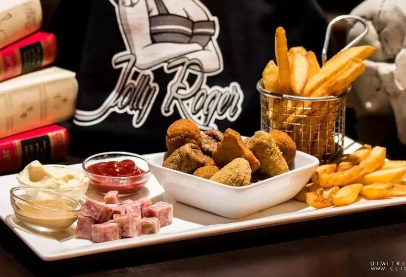 هتل Hôtel Jolly Roger