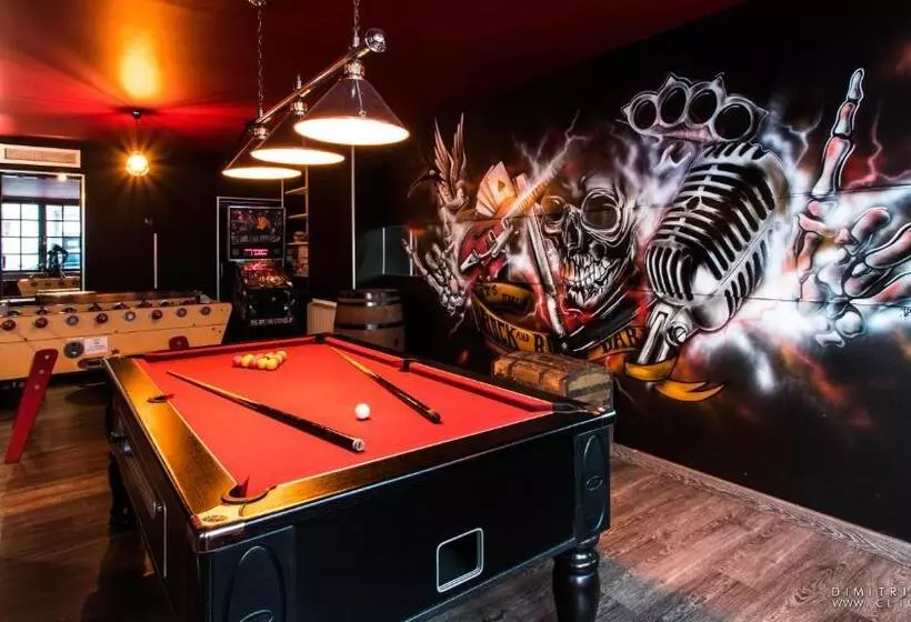 هتل Hôtel Jolly Roger