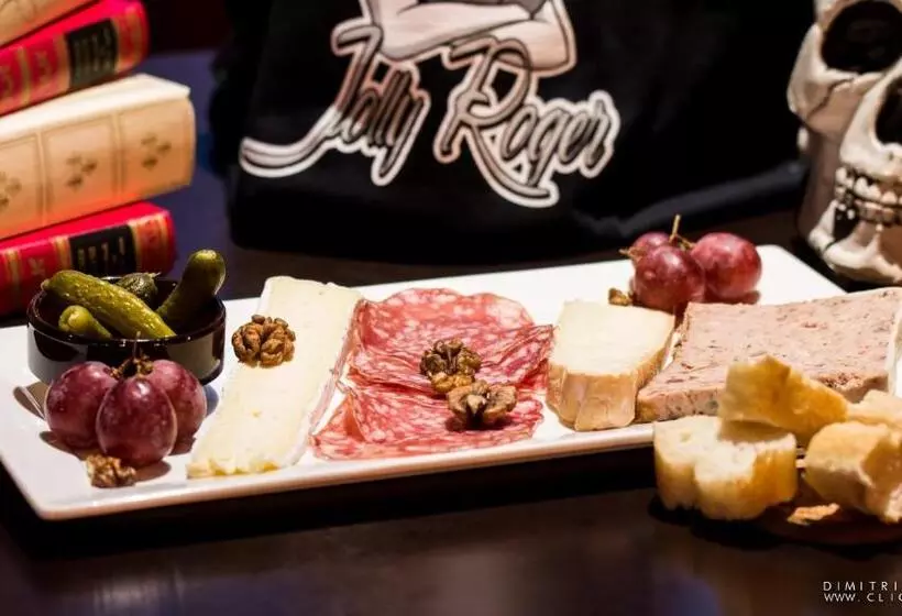 هتل Hôtel Jolly Roger