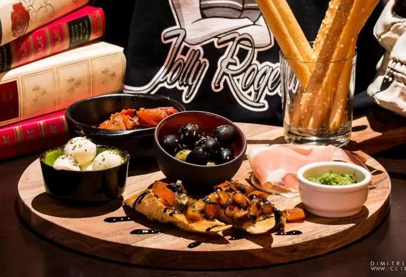 هتل Hôtel Jolly Roger