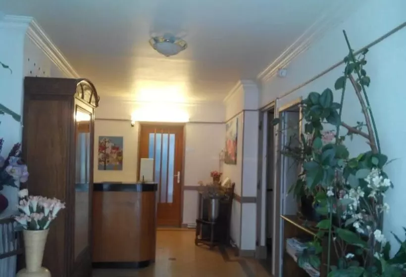 هتل Hôtel Lamartine Parking Dauphine