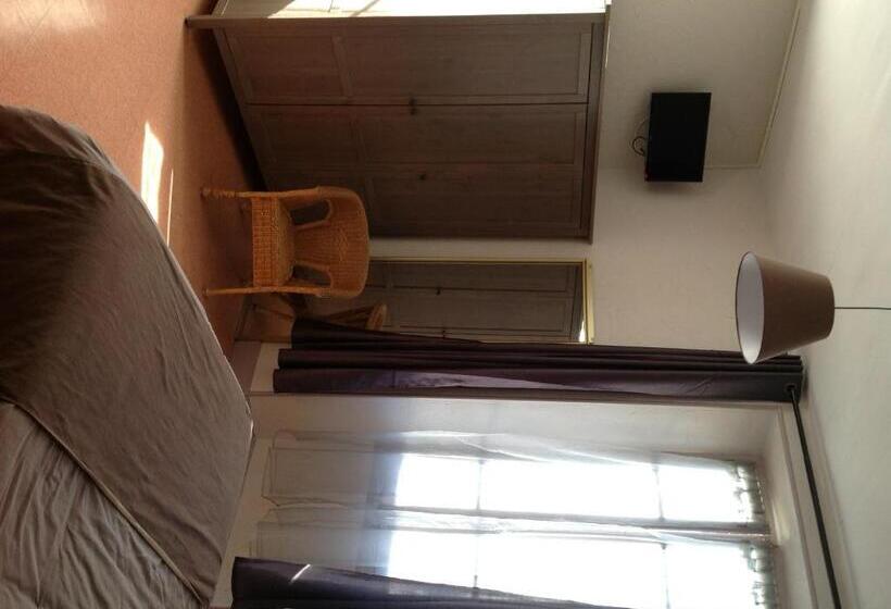 ホテル Hôtel Restaurant Les Oliviers