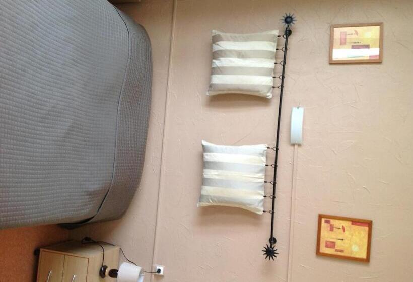 ホテル Hôtel Restaurant Les Oliviers