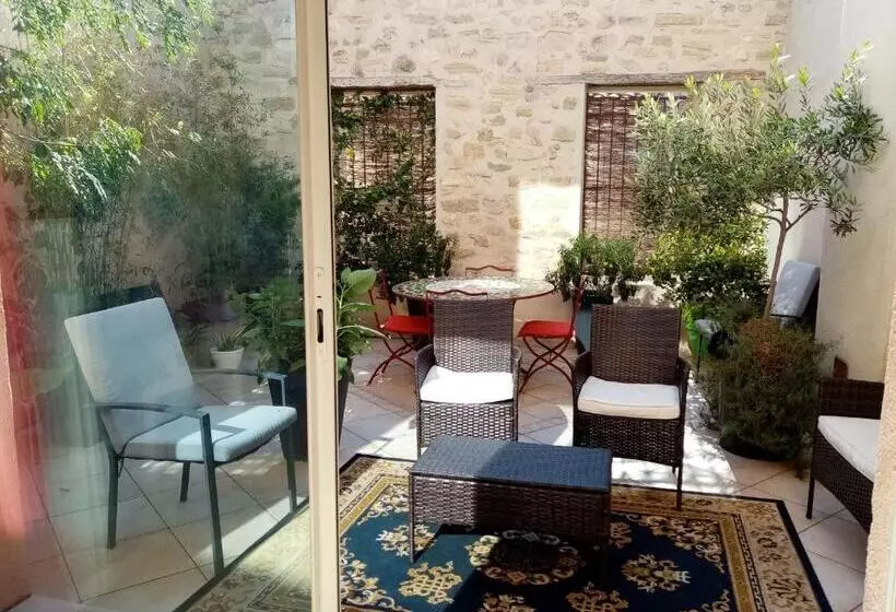 تختخواب و صبحانه La Maison Bleue De Sigean