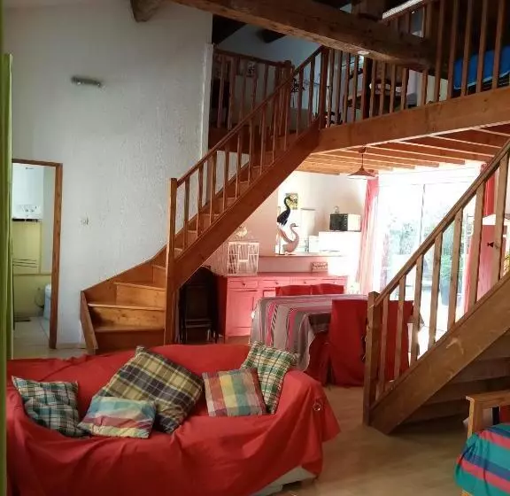 تختخواب و صبحانه La Maison Bleue De Sigean