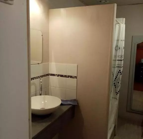 تختخواب و صبحانه La Maison Bleue De Sigean