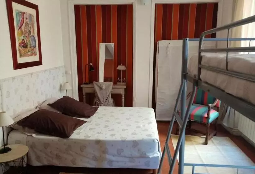 تختخواب و صبحانه La Maison Bleue De Sigean
