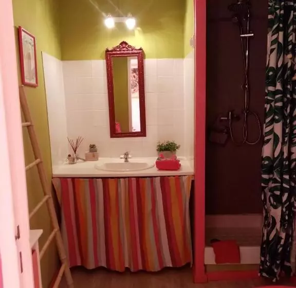 تختخواب و صبحانه La Maison Bleue De Sigean