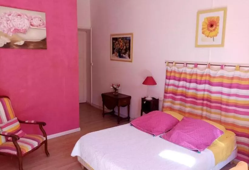 تختخواب و صبحانه La Maison Bleue De Sigean