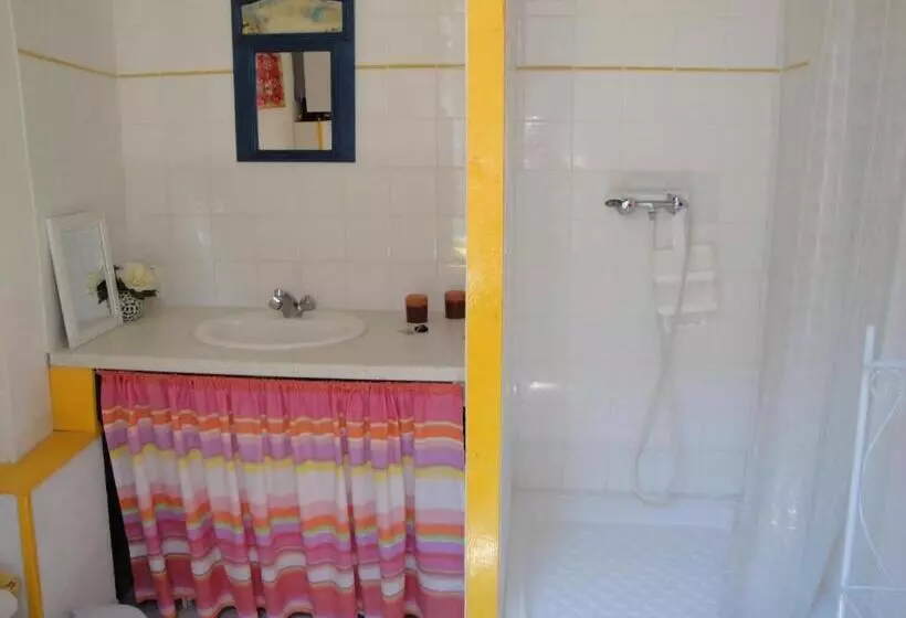 تختخواب و صبحانه La Maison Bleue De Sigean