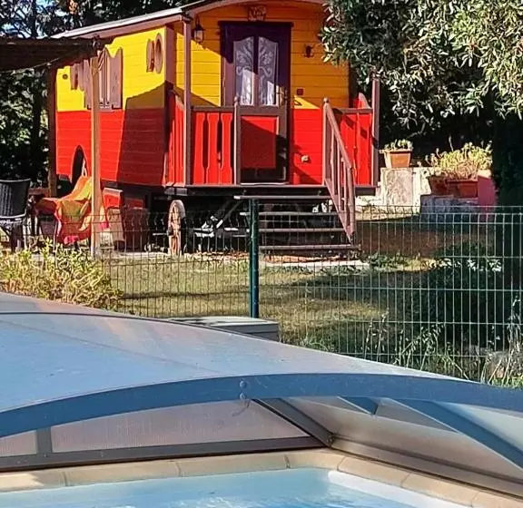 Aamiaismajoitus (B&B) Gites Et Roulottes Du Grand Puits