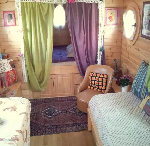 Aamiaismajoitus (B&B) Gites Et Roulottes Du Grand Puits