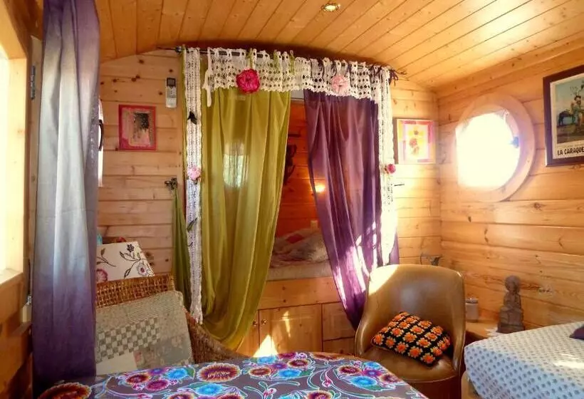 Aamiaismajoitus (B&B) Gites Et Roulottes Du Grand Puits