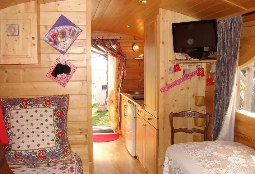 Aamiaismajoitus (B&B) Gites Et Roulottes Du Grand Puits