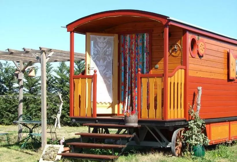 Aamiaismajoitus (B&B) Gites Et Roulottes Du Grand Puits