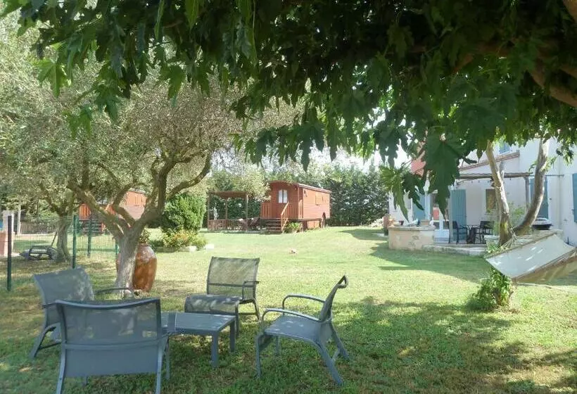 Aamiaismajoitus (B&B) Gites Et Roulottes Du Grand Puits