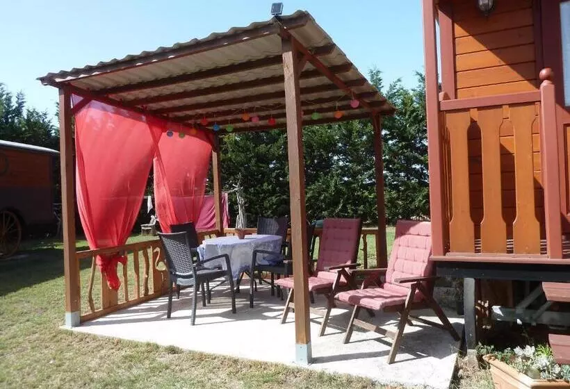 Aamiaismajoitus (B&B) Gites Et Roulottes Du Grand Puits