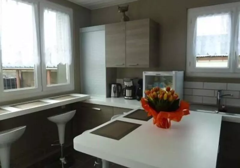 تختخواب و صبحانه Roissy Chambres