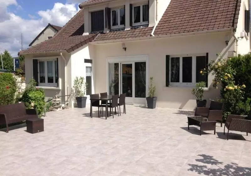 تختخواب و صبحانه Roissy Chambres