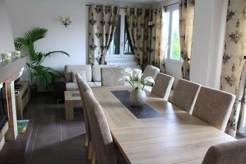 تختخواب و صبحانه Roissy Chambres