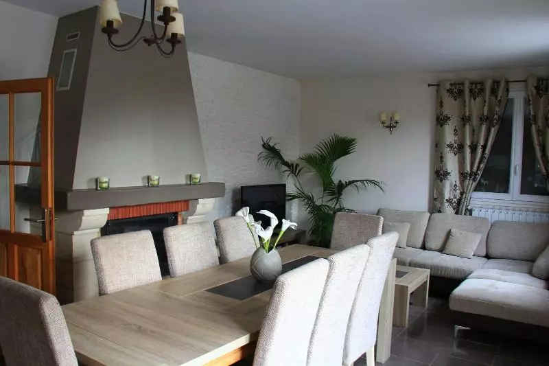 تختخواب و صبحانه Roissy Chambres