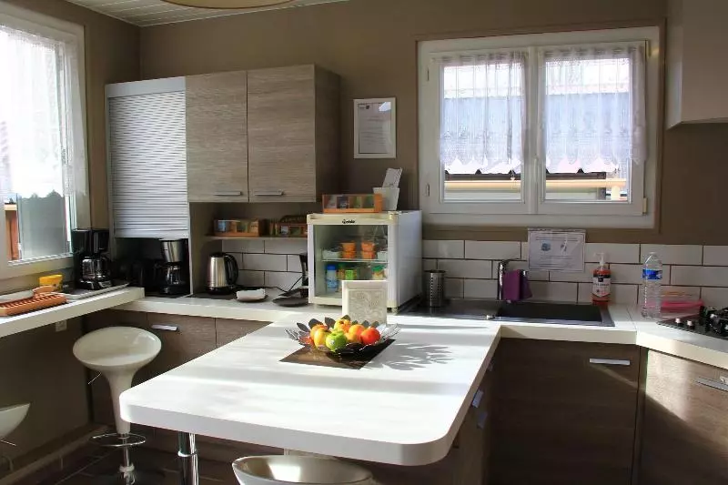 تختخواب و صبحانه Roissy Chambres