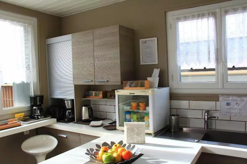 تختخواب و صبحانه Roissy Chambres